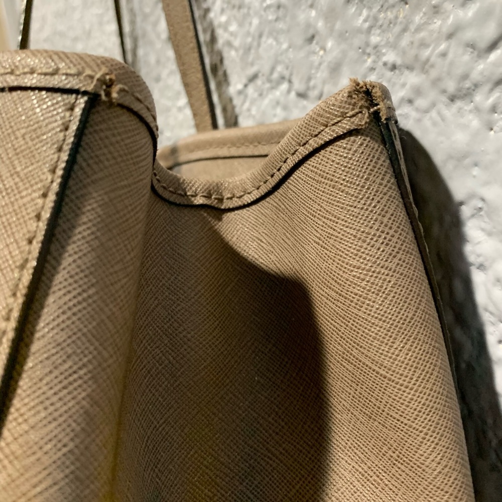 Michael Kors large purse 👜 - Picture 6 of 8